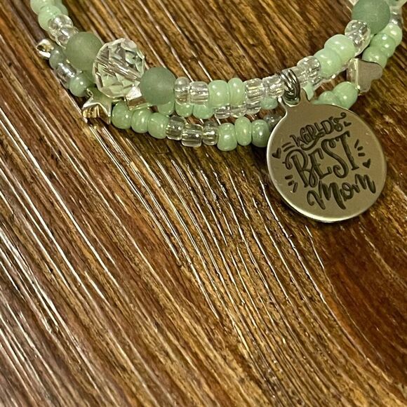 Handmade Worlds Best Mom beaded bracelet - Picture 5 of 6